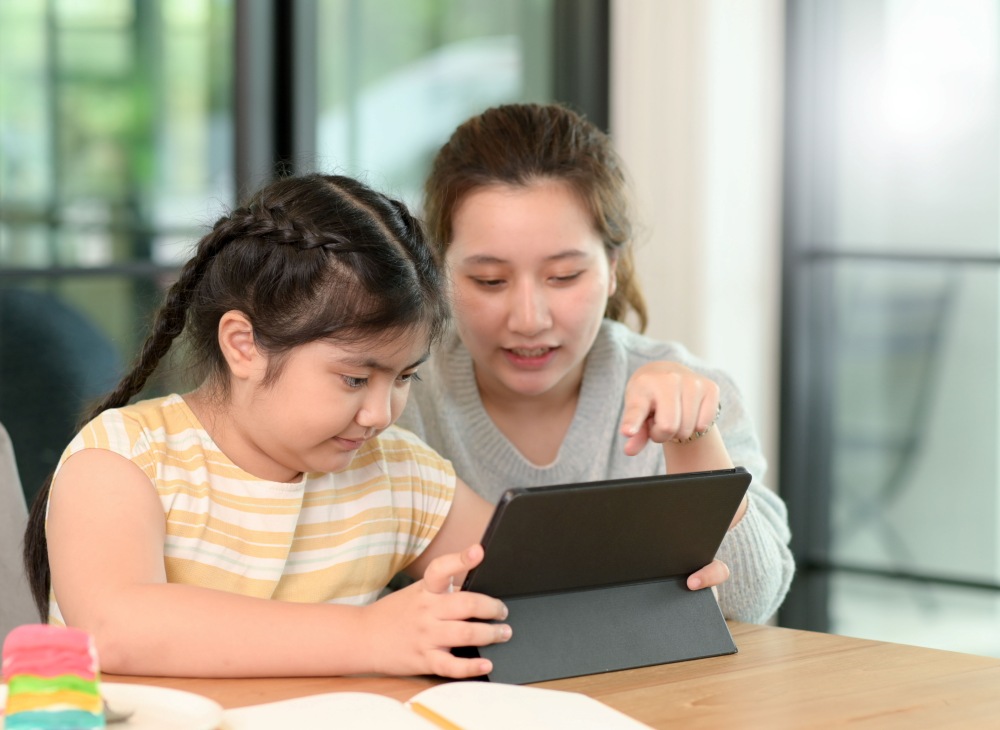 Preparing Children for the Online World Through Education, Not Bans | KiddyNews