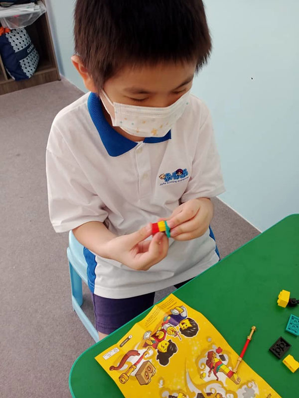 Kids from Polaris Preschool, English Champ and 3Q MRC looking at formations and figuring out how to build their Monkey King