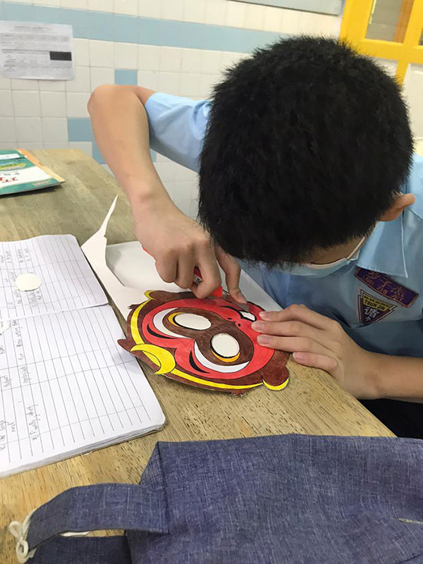 D’Monte Preschool and Yu Der Kindergarten kids making masks