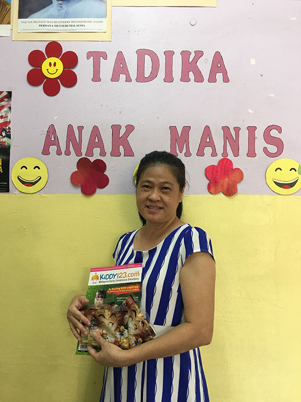 Tadika Big Apple and Tadika Anak Manis teachers receiving LEGO polybags and free Kiddy123 magazines